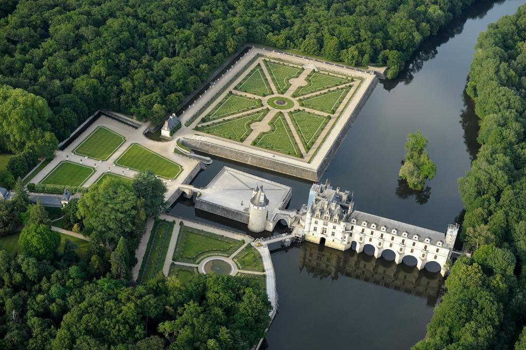 Chenonceau dominant le Cher