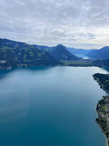 Thunersee Rundflug im R22 mit Apero Hotel Meielisalp