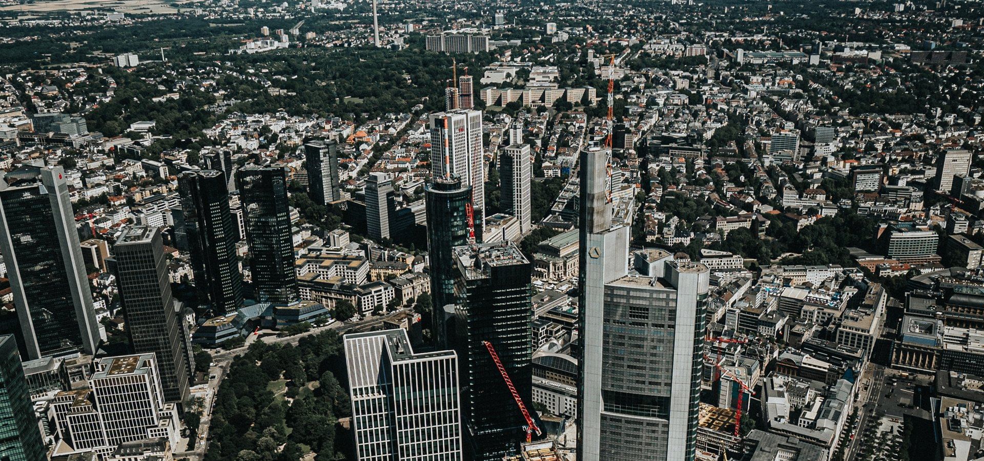 Frankfurt Skyline im Helikopter