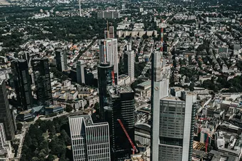 Frankfurt Skyline im Helikopter
