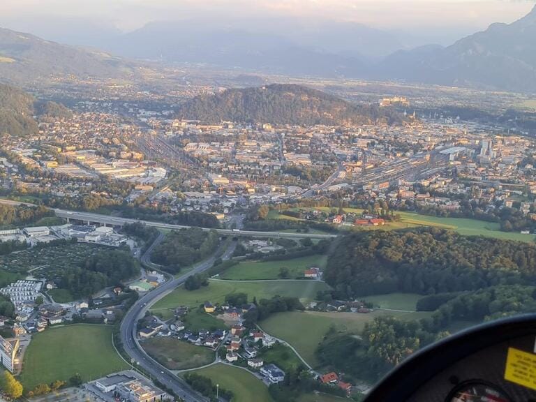 Panoramaflug über Salzburg: Altstadt, Hohensalzburg, Salzkammergut und Alpen