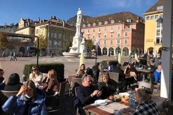 Marktplatz Bozen mit bester Pizza