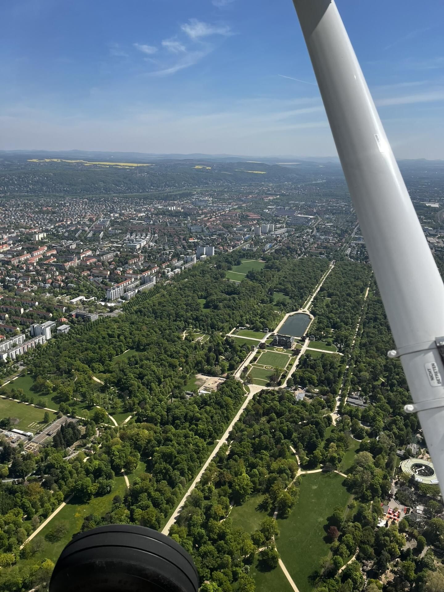 Großer Garten mit Palais und Palaisteich