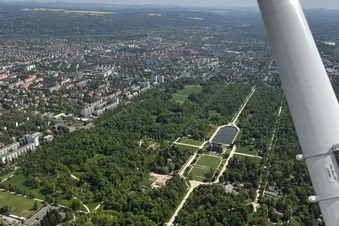Großer Garten mit Palais und Palaisteich