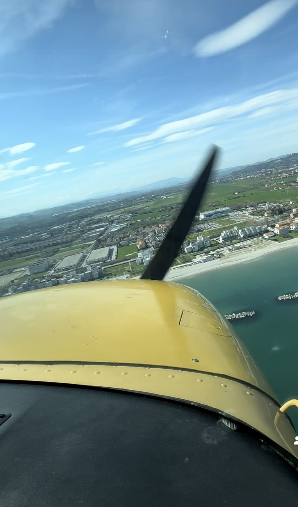 Volo lungo costa Adriatica sul mare