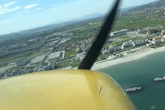 Volo lungo costa Adriatica sul mare