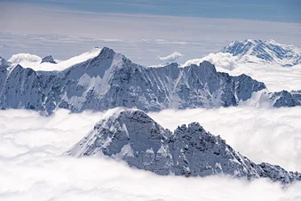 Blick in die Alpen - hoch über den Wolken
