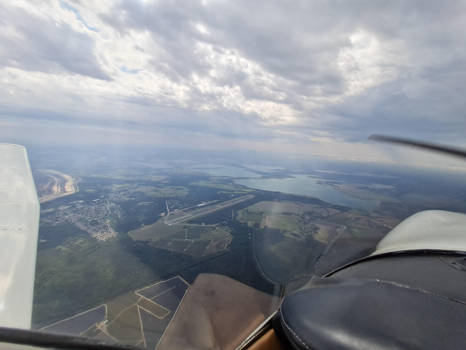 Flugplatz bei Welzow mit Tagebaulandschaften
