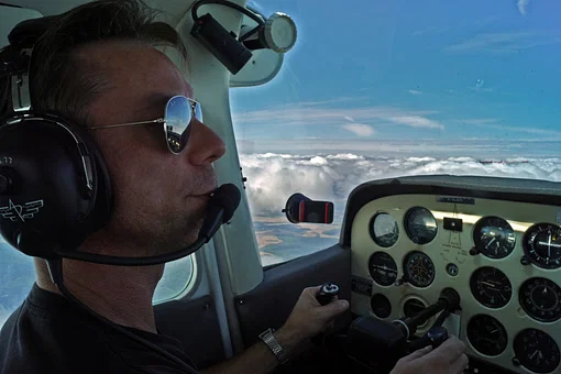 Cockpit C172 au dessus des nuages