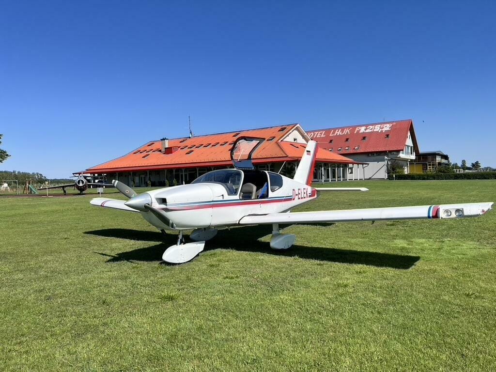 Socata TB 10 (lunch at LHJK)