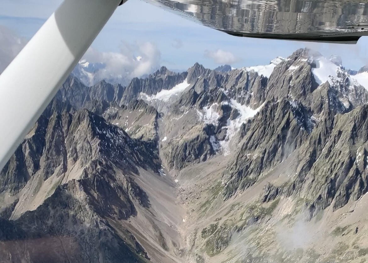 Auf unserem Flug ins Tessin pberqueren wir die eindrücklichen Alpen via den Gotthardpass oder via Brünig/Grimsel/Nuffenen