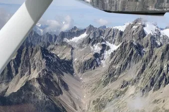 Auf unserem Flug ins Tessin pberqueren wir die eindrücklichen Alpen via den Gotthardpass oder via Brünig/Grimsel/Nuffenen