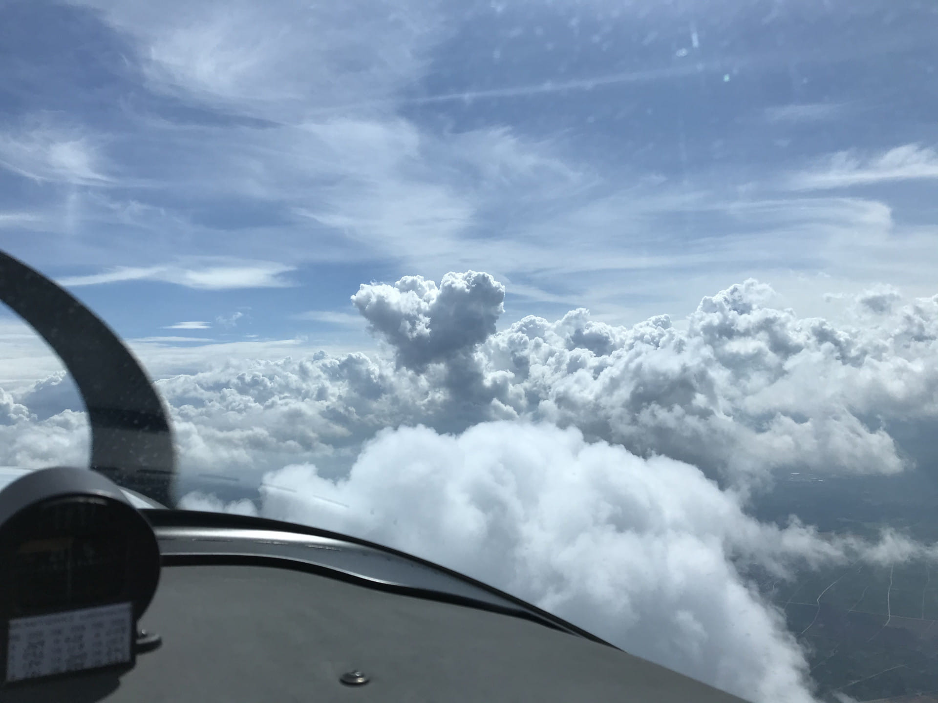 Flug über den Wolken