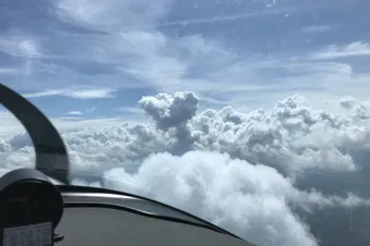 Flug über den Wolken