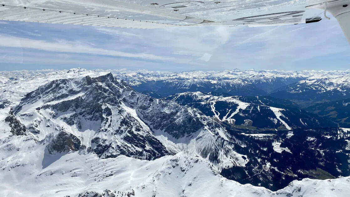 Panoramaflug über Salzburg: Altstadt, Hohensalzburg, Salzkammergut und Alpen