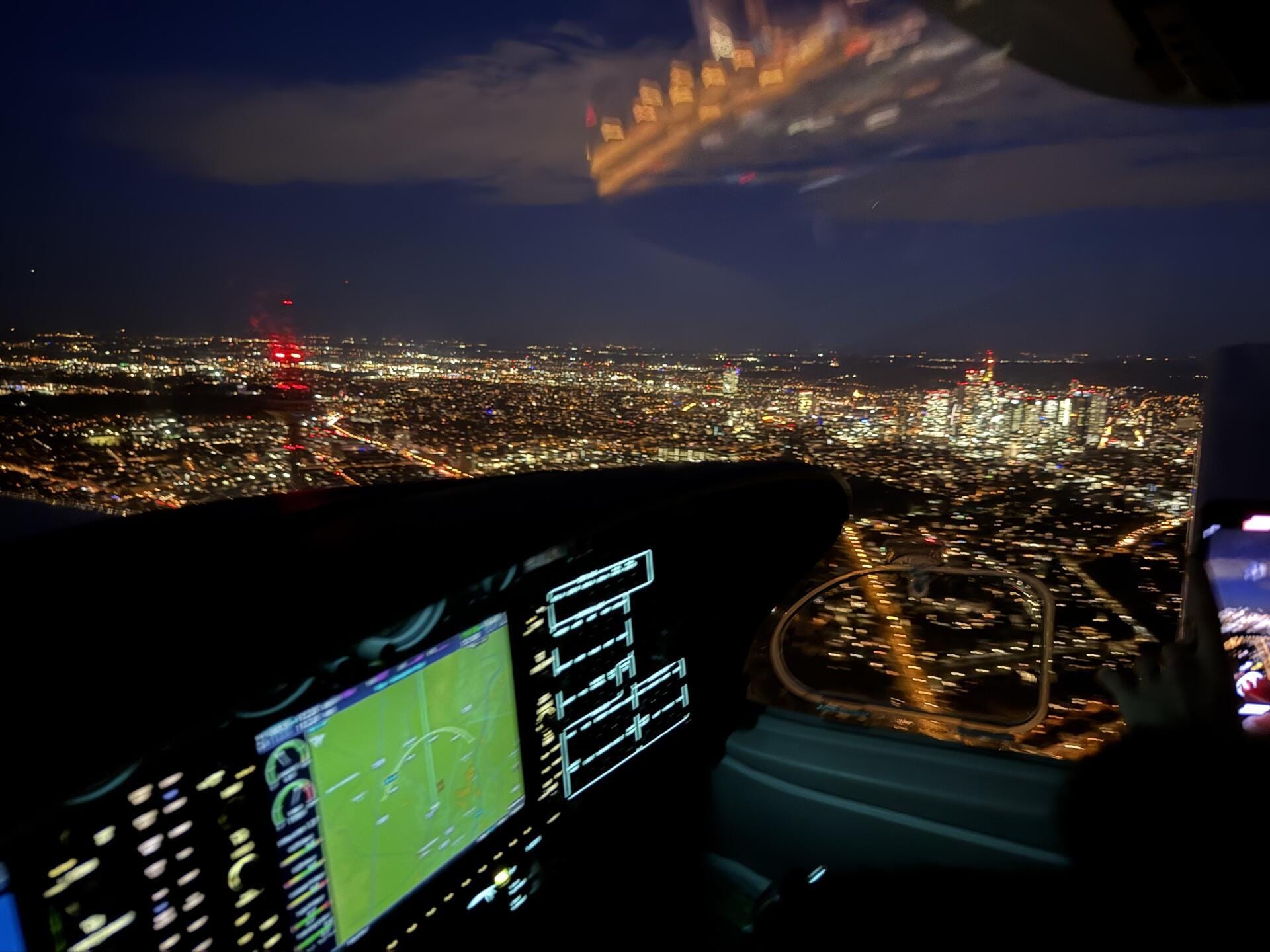 NIGHTFLIGHT 🌃SKYLINE FRANKFURT  zweimotoriges Flugzeug