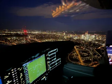 NIGHTFLIGHT 🌃SKYLINE FRANKFURT  zweimotoriges Flugzeug