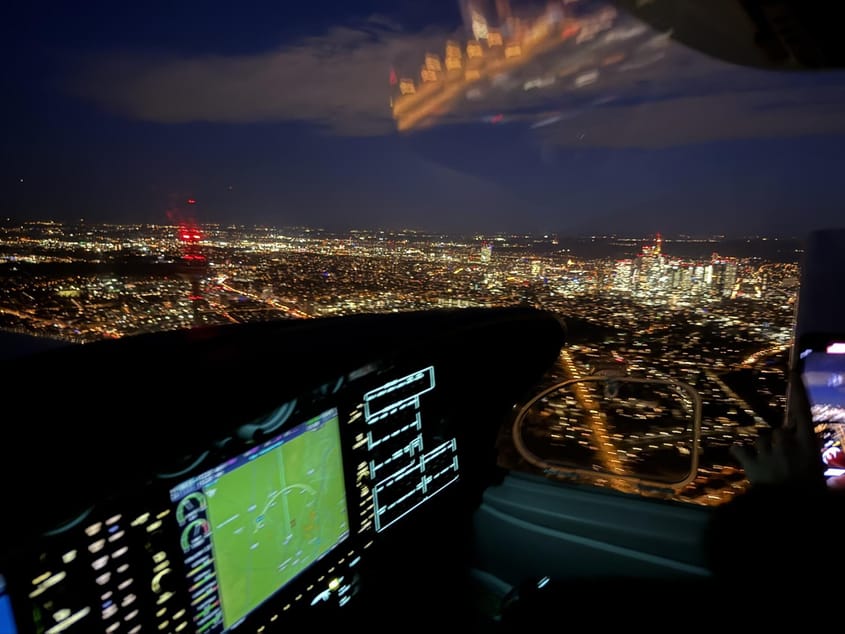 NIGHTFLIGHT 🌃SKYLINE FRANKFURT zweimotoriges Flugzeug