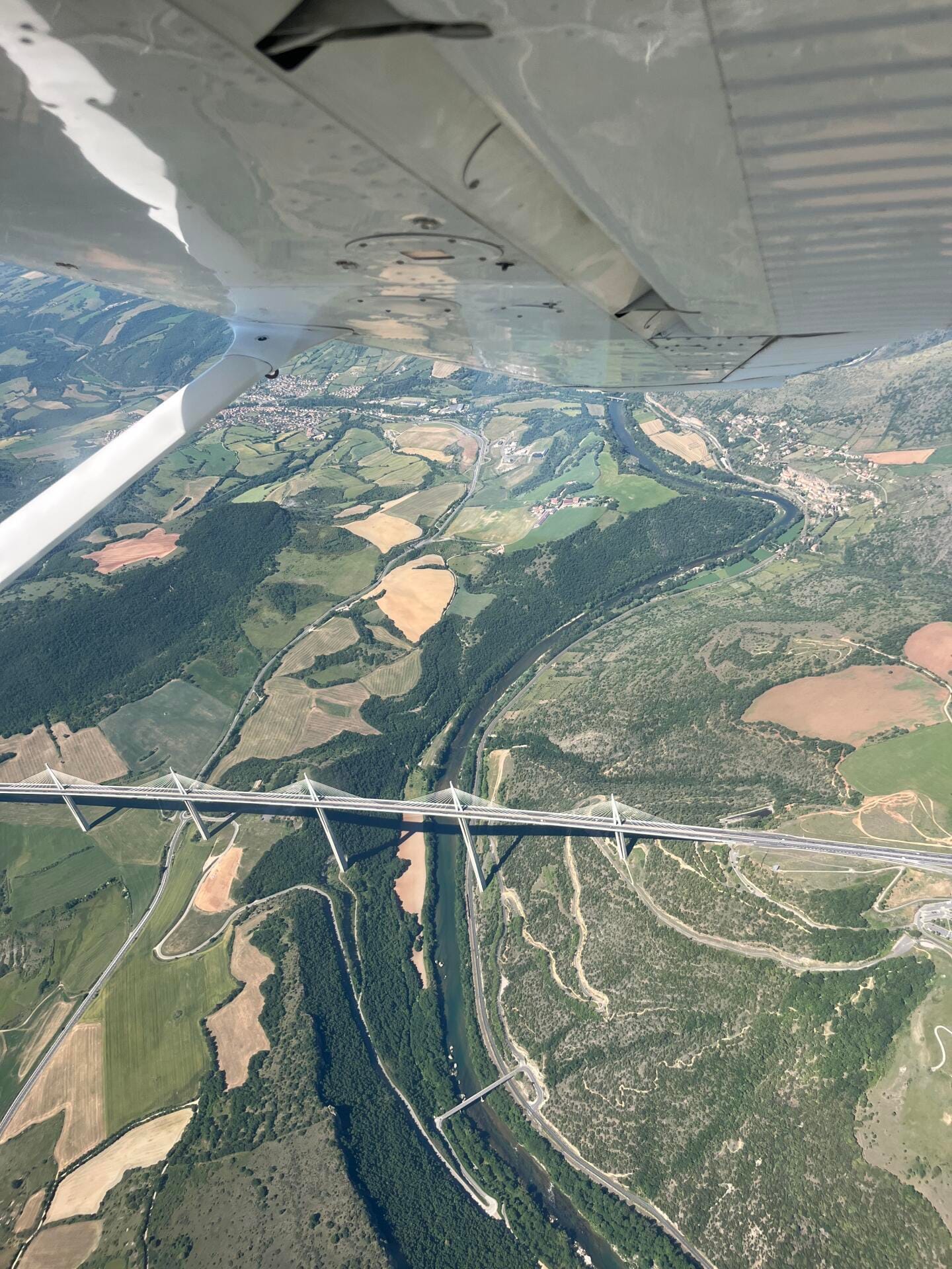 Vol vers le viaduc ce Millau.