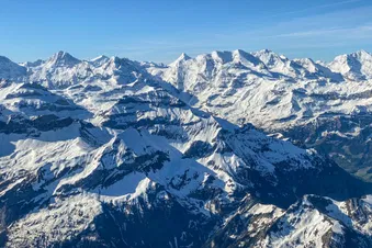 La splendeur des Alpes bernoises depuis Gruyères en avion