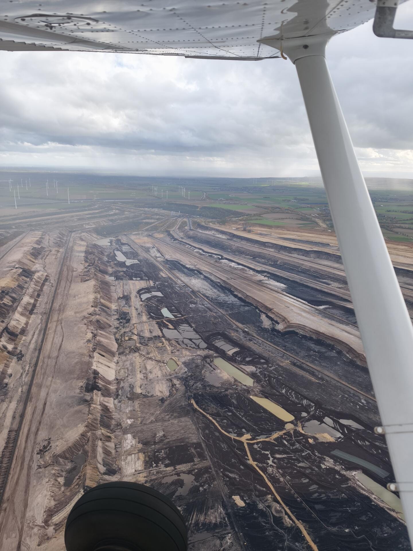 Düsseldorf und den Tagebau Garzweiler aus der Luft