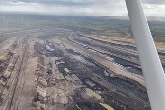 Düsseldorf und den Tagebau Garzweiler aus der Luft
