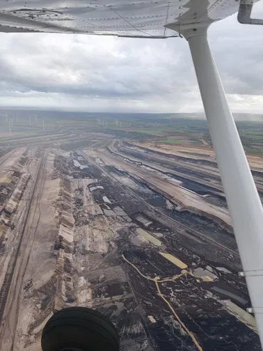 Düsseldorf und den Tagebau Garzweiler aus der Luft
