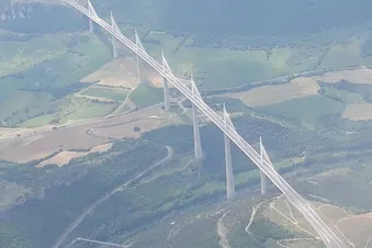 Les causses et le viaduc de Millau depuis les airs