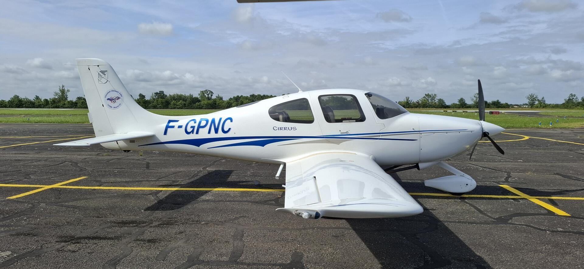 Cirrus SR20 de coté