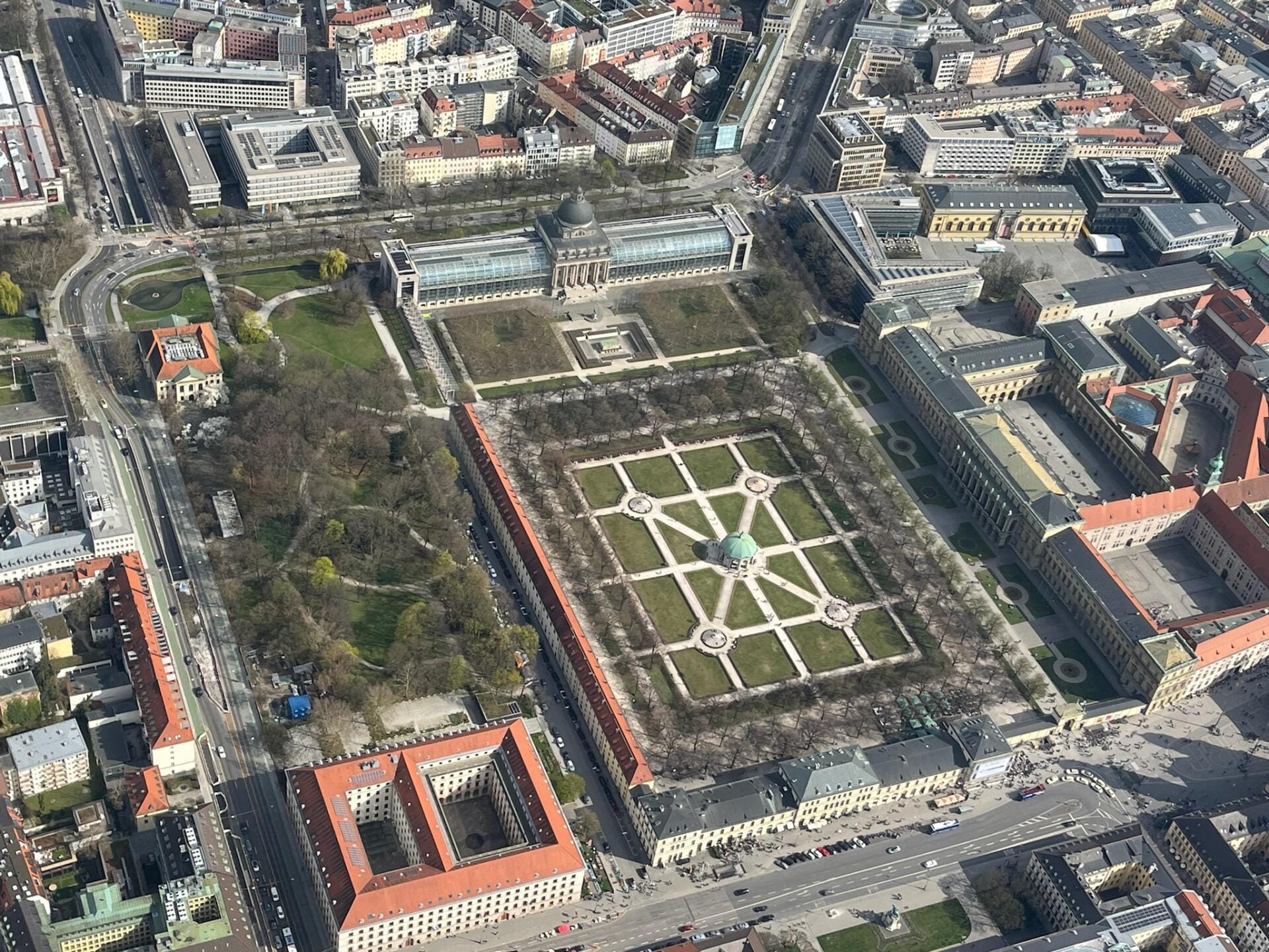 Hofgarten mit Staatskanzlei und Residenz