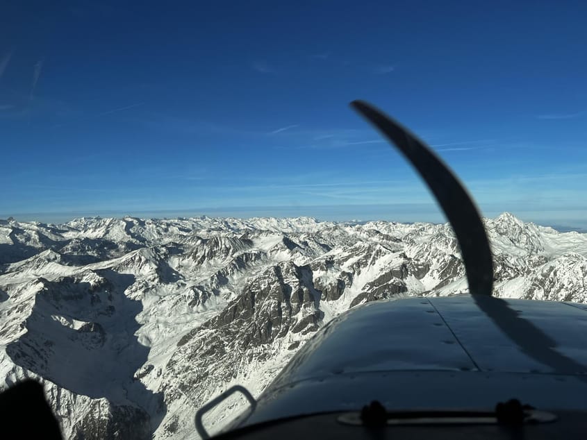 Survol des Pyrénées et Escale à Saint Girons