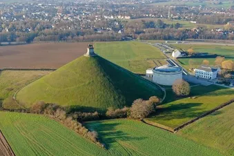 Butte du Lion, Waterloo (c) https://fr.freepik.com/photos-premium/vue-aerienne-butte-lions-terres-agricoles-autour-waterloo-belgique_22517294.htm