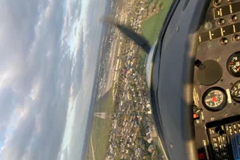 Rundflug über Düsseldorfer Flughafen, Altstadt und Rheinturm