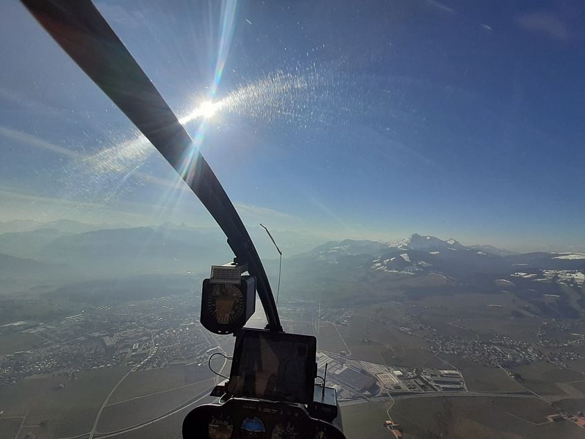 Kaffepause in Ecuvillens mit dem Helikopter