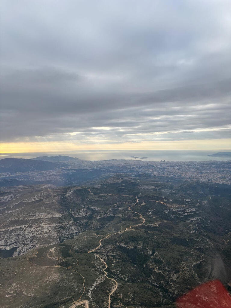 Vol panoramique depuis Aix-en-Provence : Sainte-Victoire, calanques, Cassis et Marseille vus du ciel
