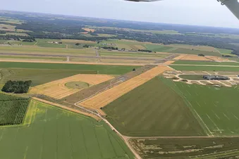 Vue aérienne aérodrome de Coulommiers et Cinéma TSF
