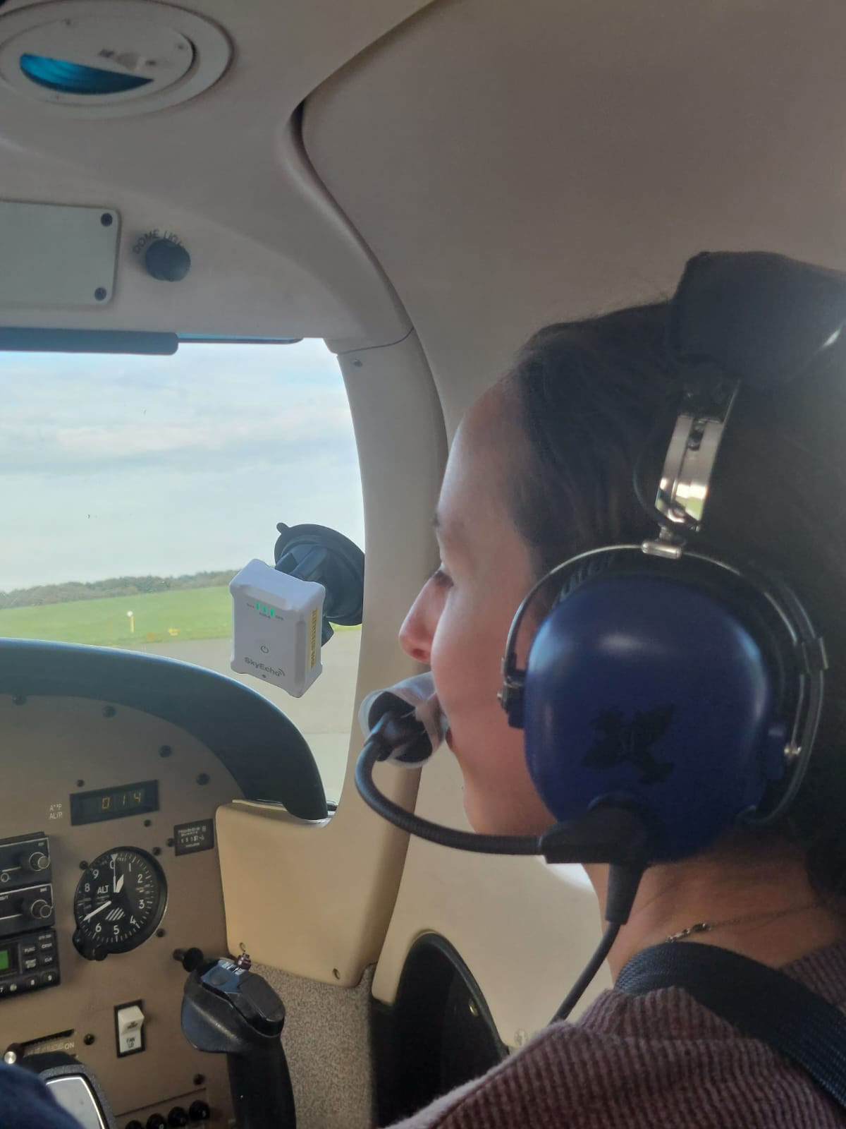 Rechts vorne neben dem Piloten. Spannend diese vielen Instrutmente