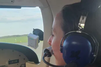 Rechts vorne neben dem Piloten. Spannend diese vielen Instrutmente