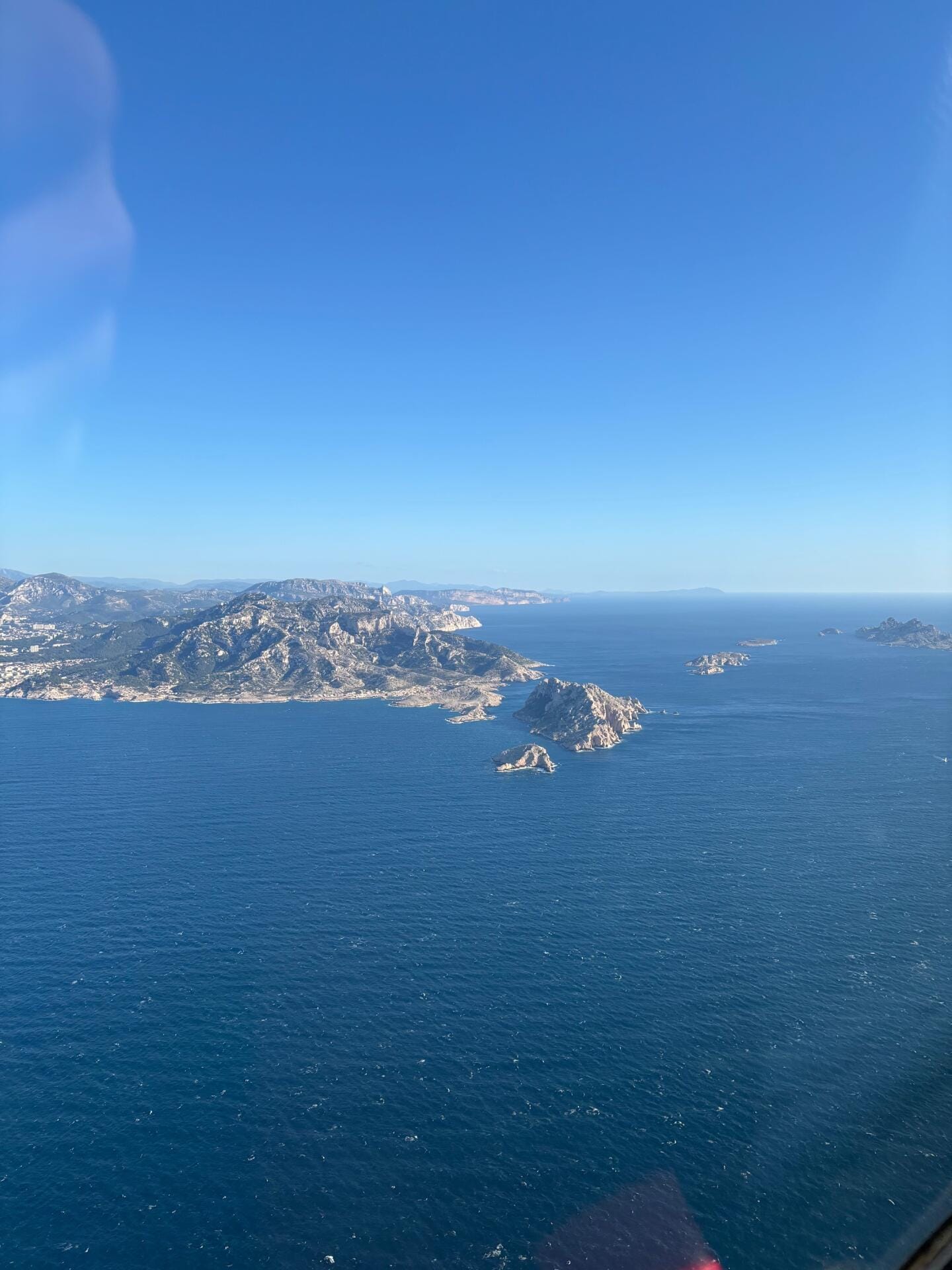 Balade aérienne dans la baie de Marseille et les calanques