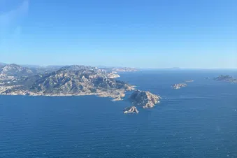 Balade aérienne dans la baie de Marseille et les calanques