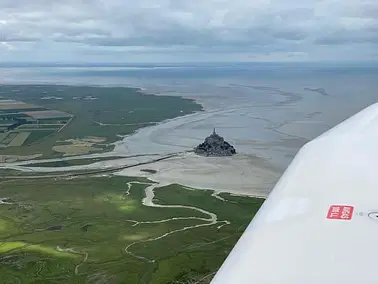 Survol de la région du Mont-Saint-Michel et de la côte d'Eme