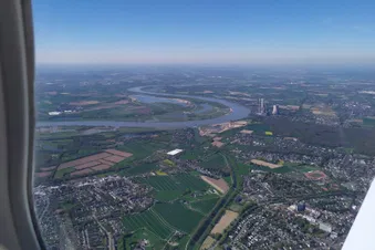 Käffchen am Flugplatz - Bequeme Ledersitze, Piper Archer 3