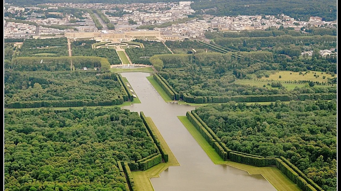 Survol du château de Versailles avec vue Tour Eiffel - DR400