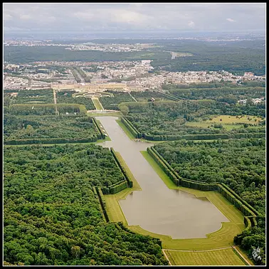 Survol du château de Versailles avec vue Tour Eiffel - DR400