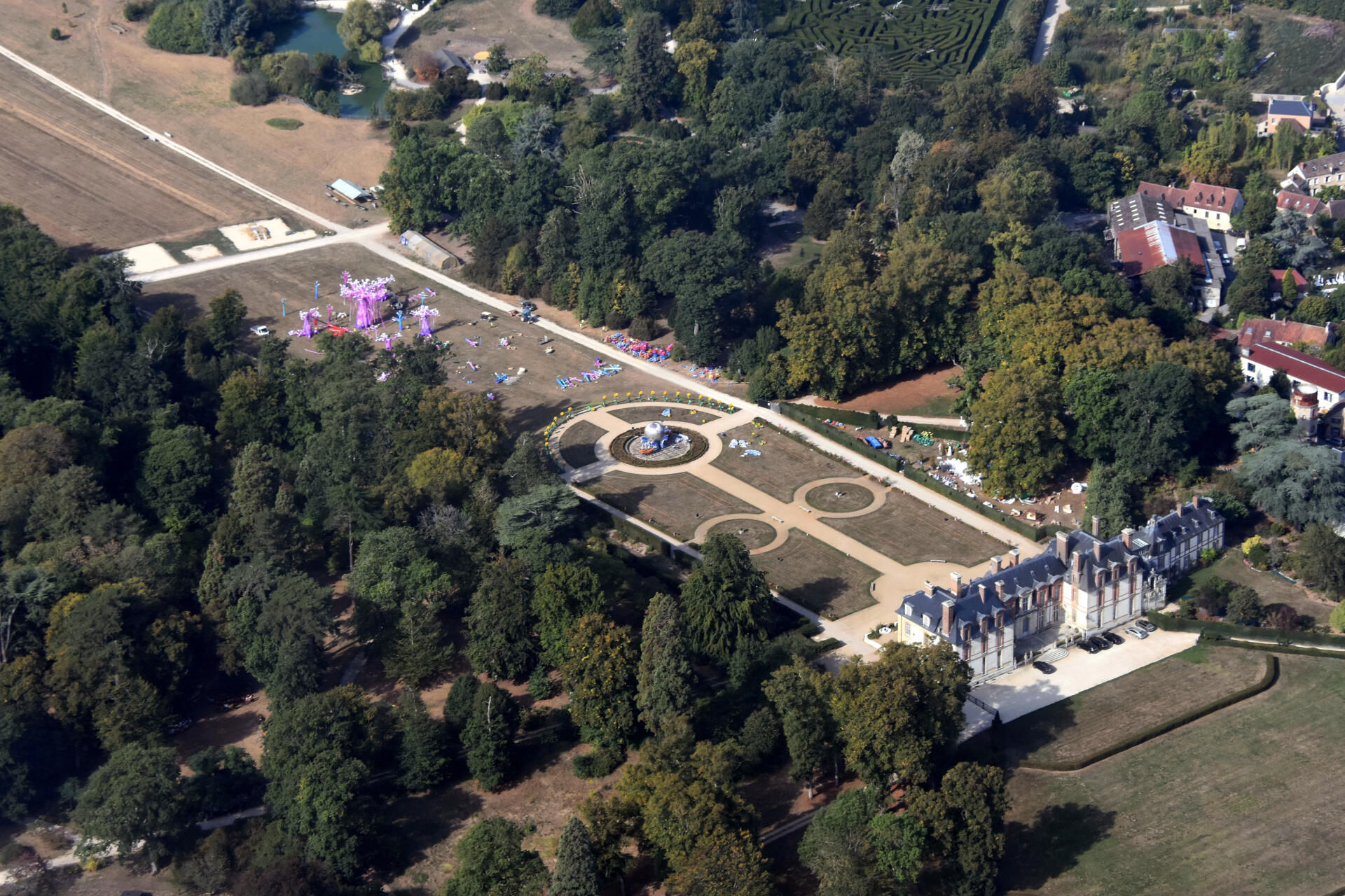 De magnifiques châteaux et la cathédrale de chartres