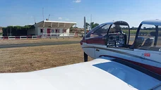 Vue de l'avion parqué sur un aérodrome en Vendée