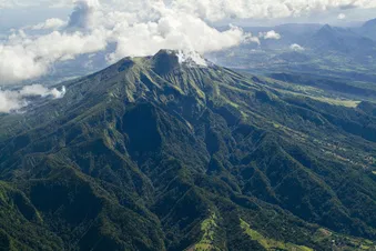 Survol du nord de la Martinique - entre mer et montage