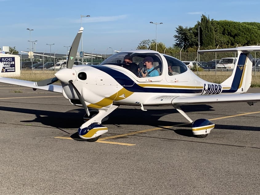 Les remparts d'Aigues Mortes et les salins du midi