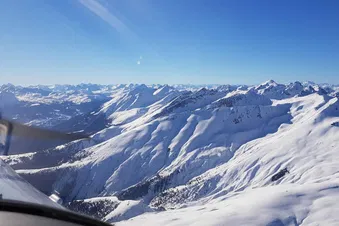 Flug entlang der Alpen nach Samedan