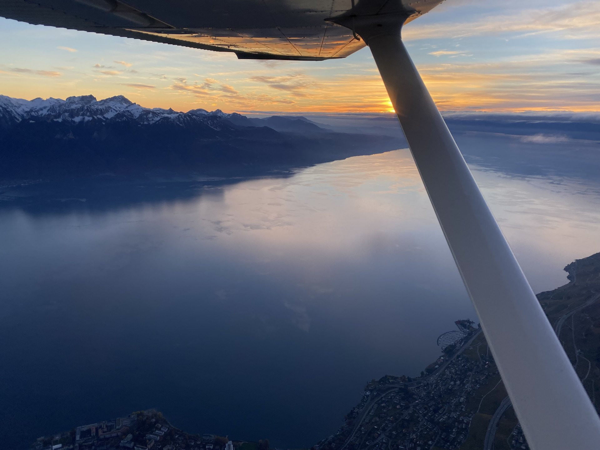 Le coucher de soleil vu du ciel, Préalpes et Plateau suisse